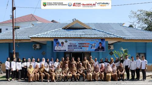 Foto Bersama Seluruh Staf Dinas Perikanan